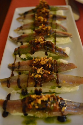 Anchoas ahumadas de Zumaia sobre "Burrata" y vinagreta de tomate con albahaca fresca.