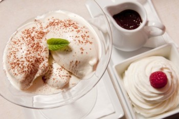 Dama Blanca helado de vainilla bourbon con garnache de chocolate negro