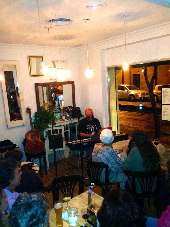concierto en the toast cafe