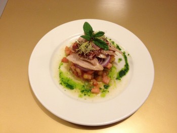 Ensalada con queso de cabra, frutos rojos marinados y crujiente de parmesano