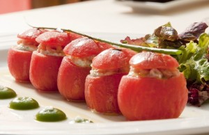 Tomates con Quisquillas Belgas con mahonesa, huevo y perejil