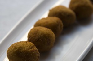 Croquetas caseras de jamón de bodega y parmesano