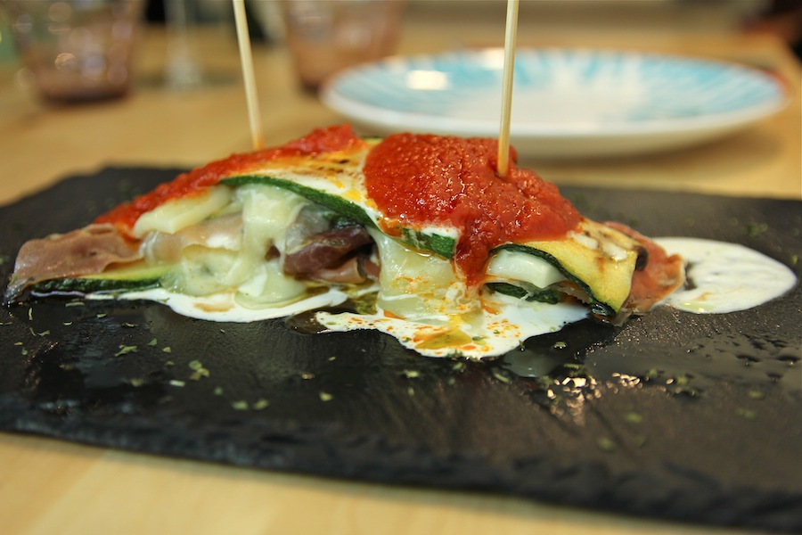 Milhoja de la huerta con jamón ibérico y queso manchego al gratén