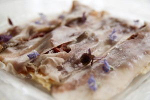 Papada ibérica sobre pan sardo y pimientos de cristal