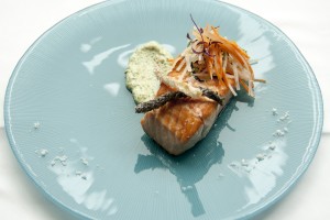 Salmón con alioli de cilantro y ensalada de algas