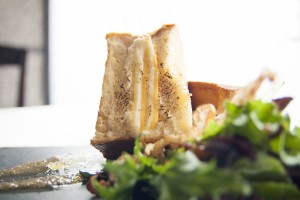Sandwich de quesos con pesto e higos