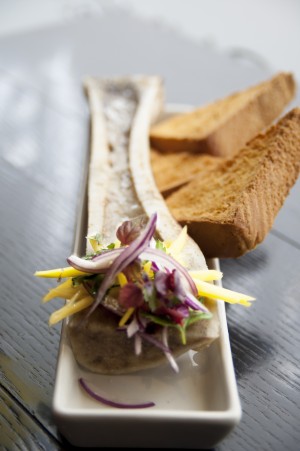 Tuétano con ensalada de mango y perejil