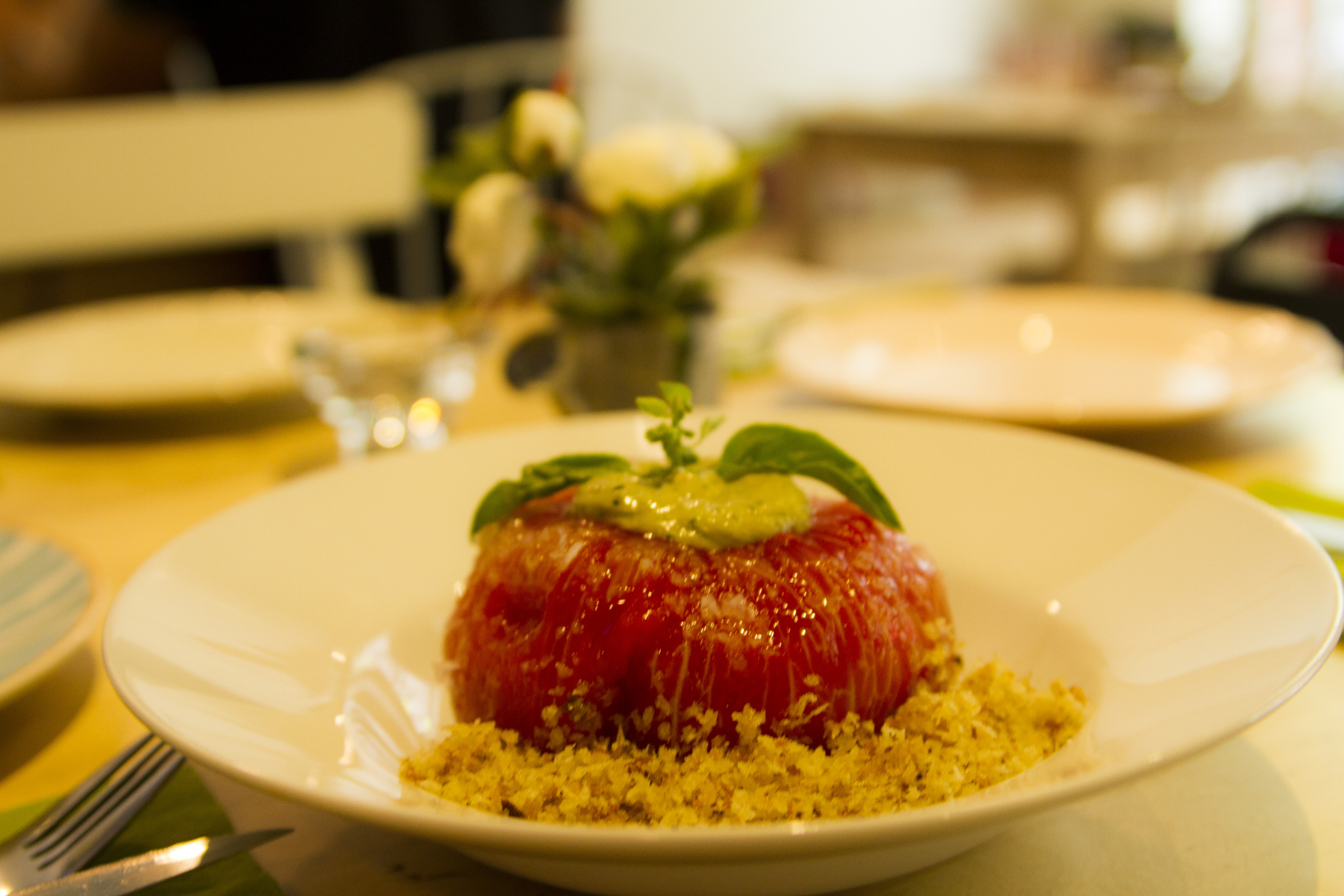 Tomate rosa ecológico con crema de queso y albahaca fresca con migas de ajo