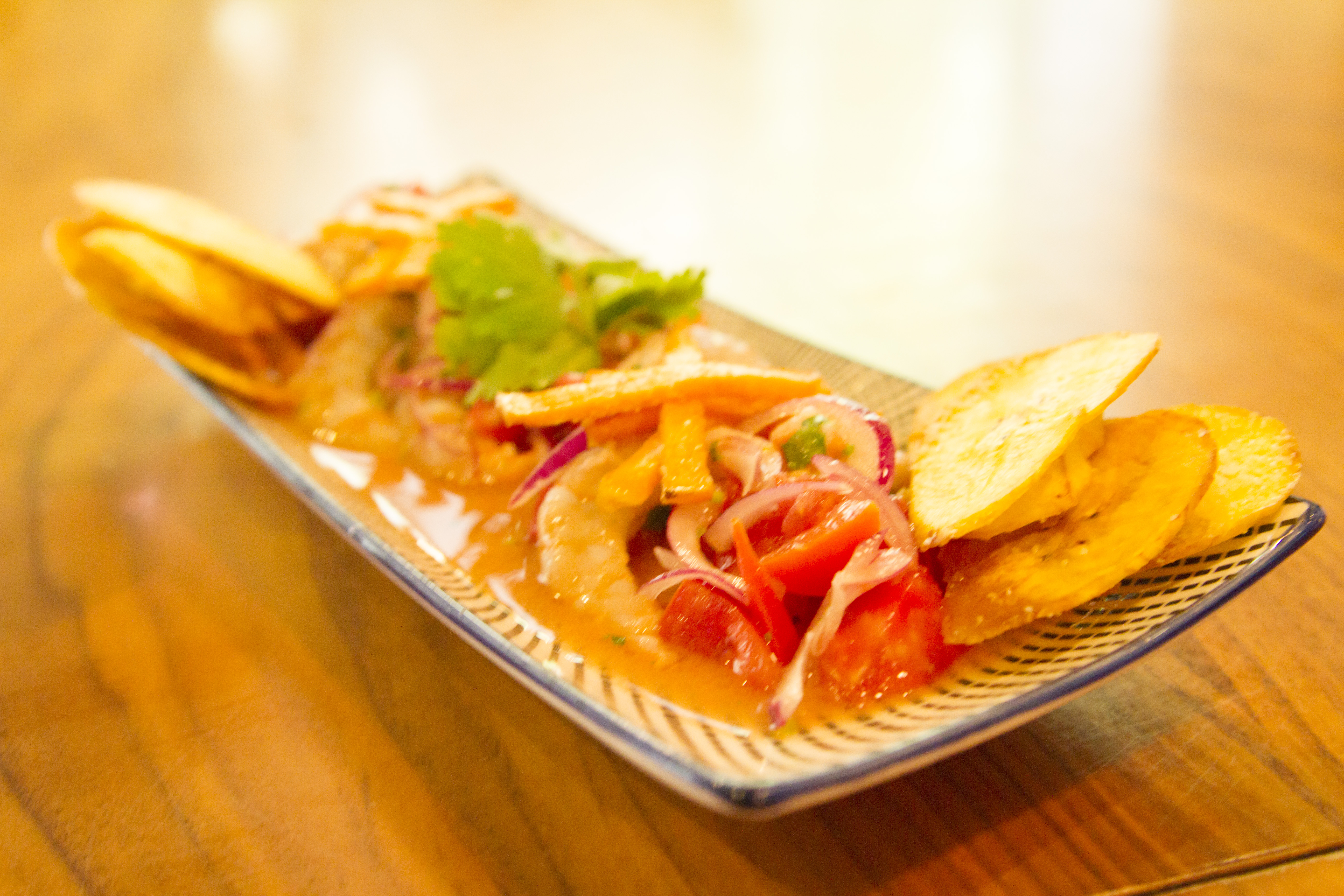 Ceviche con chips de plátano macho