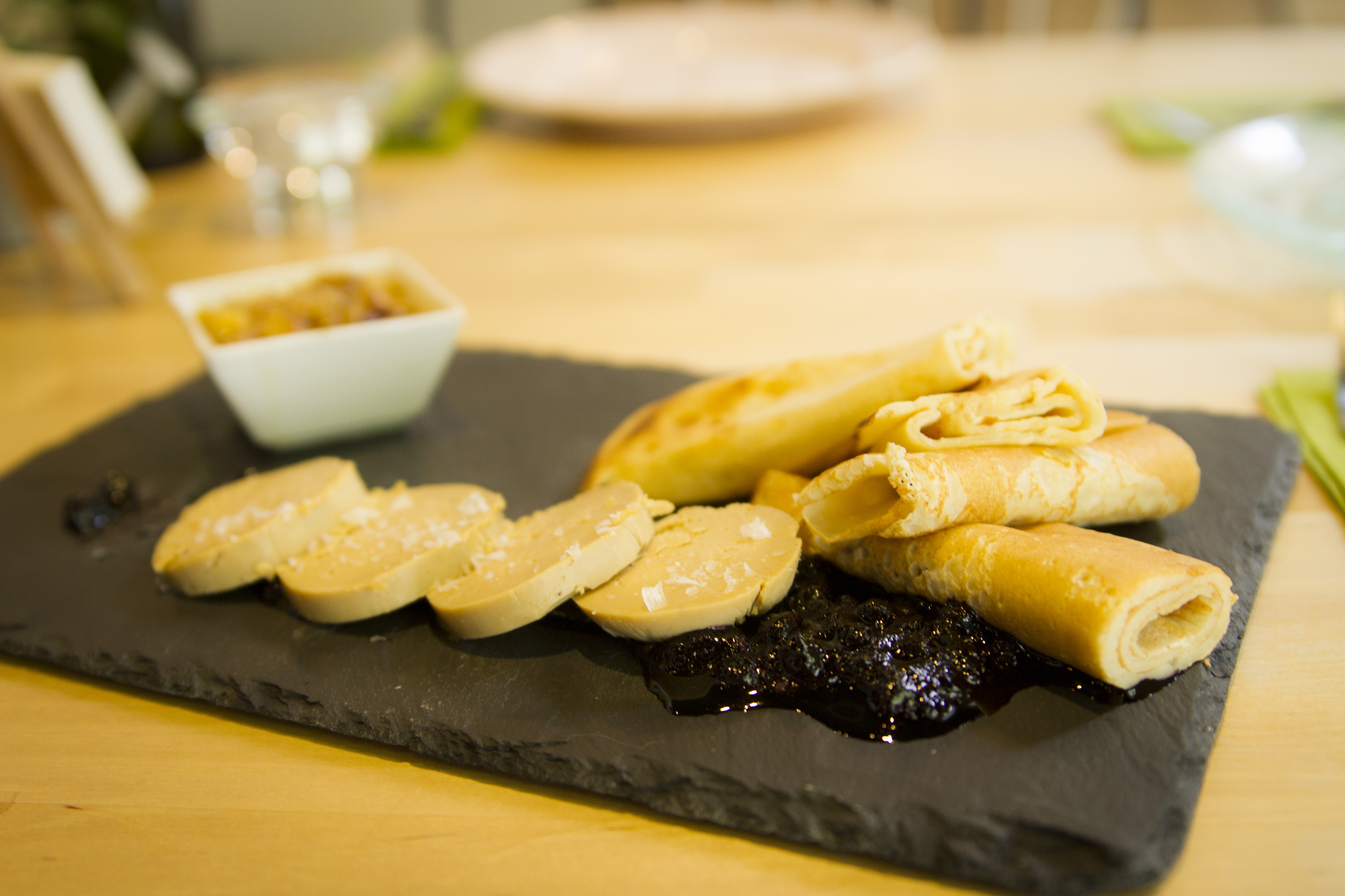 Foie micuit con frixuelos y plátano caramelizado