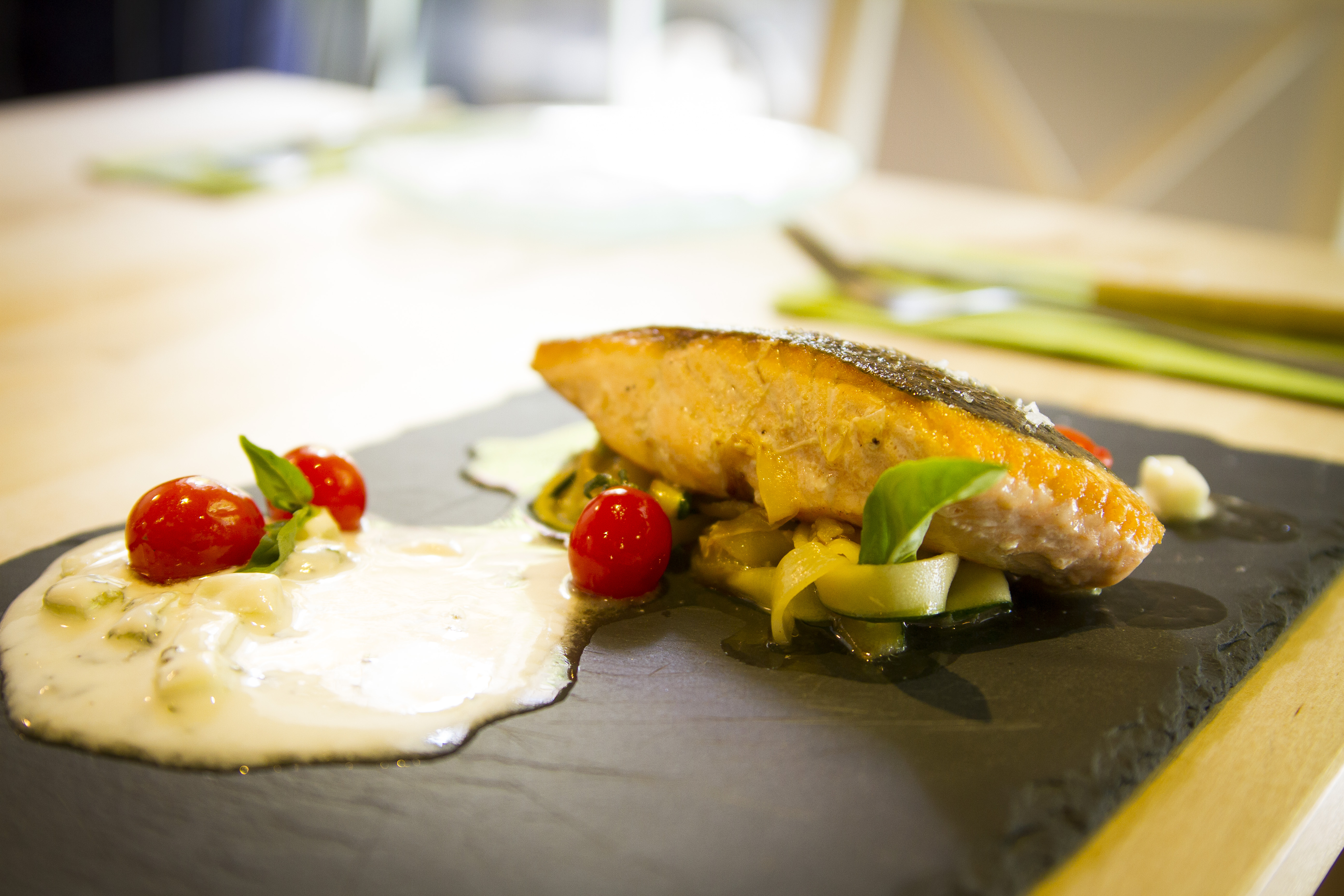 Salmón fresco con tzaziki y wok de calabacín