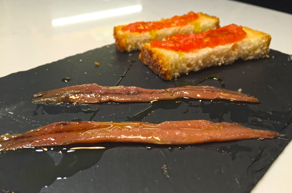 Tapa de anchoa en Taberna Averías