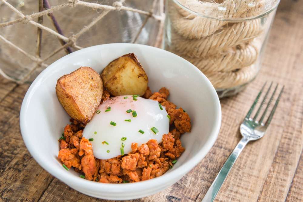 Huevo roto con cachelos asados y zorza