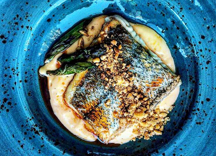 Merluza con ajada y espuma de patata