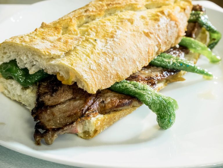 Pepito de Ternera de Salamanca con pimientos verdes fritos y tomate untado