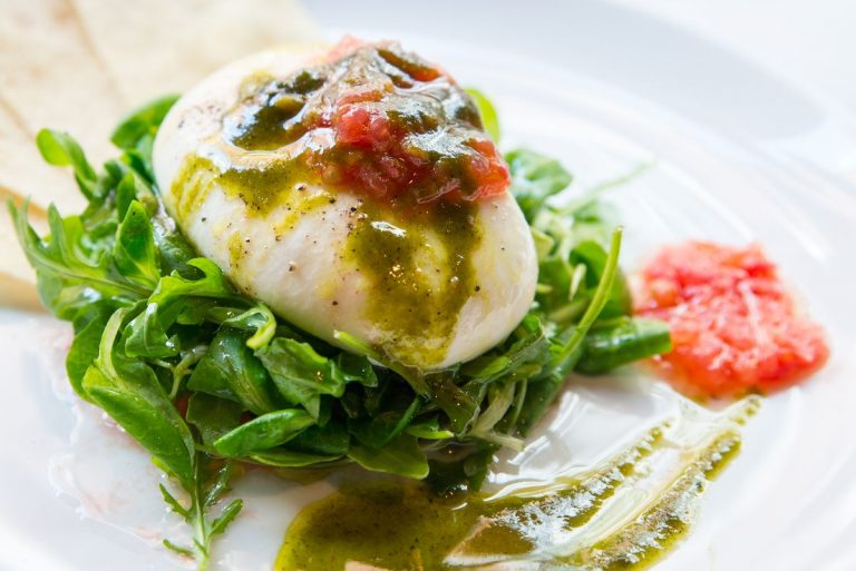 Burrata con ensalada verde (rúcula y canónigos), tomate rallado y pesto casero