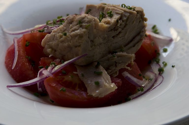 Ensalada de Bonito del Norte, tomate pelado y cebolla roja