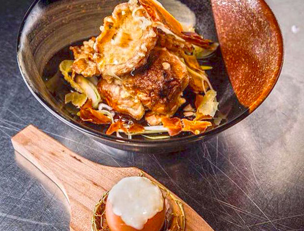 Huevos rotos con shitake en Barra /M