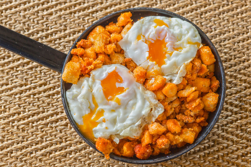 Huevos con chorizo y migas
