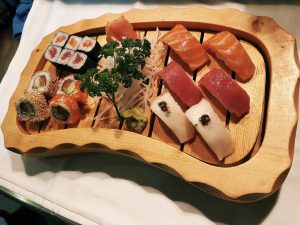 Mixto de sushi, maki y california(16)