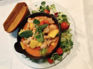 Dados de pollo con verduras y leche de coco al curry thai
