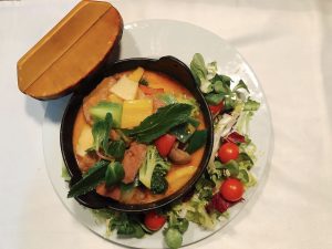 Lonchas de buey con trozos de piña y menta de curry rojo thai