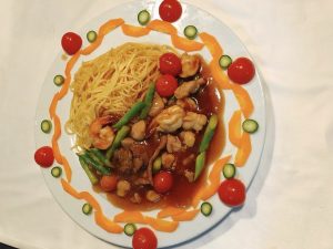 Tallarines fritos Matsuri con carne, verduras y gambas