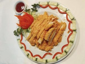 Tiras de pollo almendrado frito con salsa de frutas