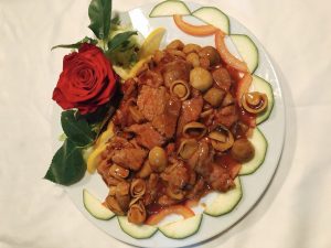 Lonchas de buey salteado con champiñones baby en salsa de ostras