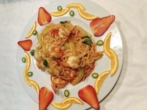 Ramen japonés, tallarines Salteados con gambas y verduras