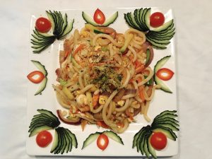 Udon, tallarines japoneses fritos con langostinos y verduras