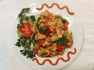 Dados de pollo salteado con anacardos y verduras