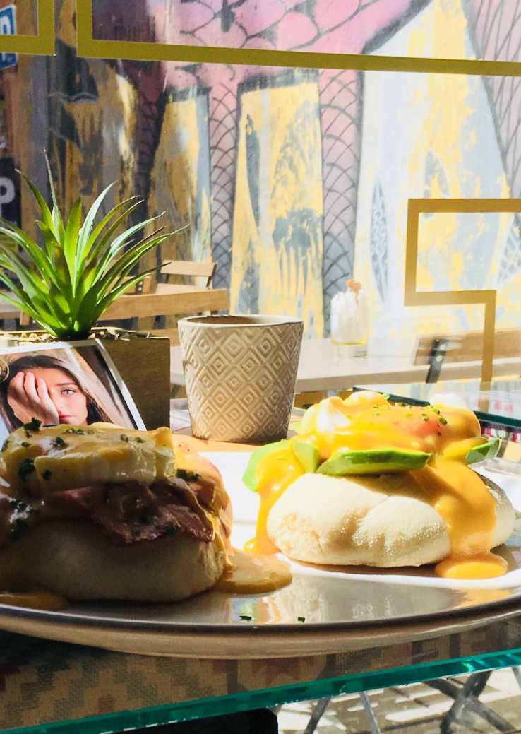 Huevos Benedictinos - especialidad de LAP  Bar Café