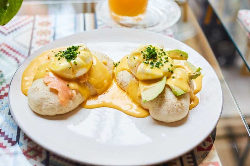Huevos Benedictinos version salmón & aguacate