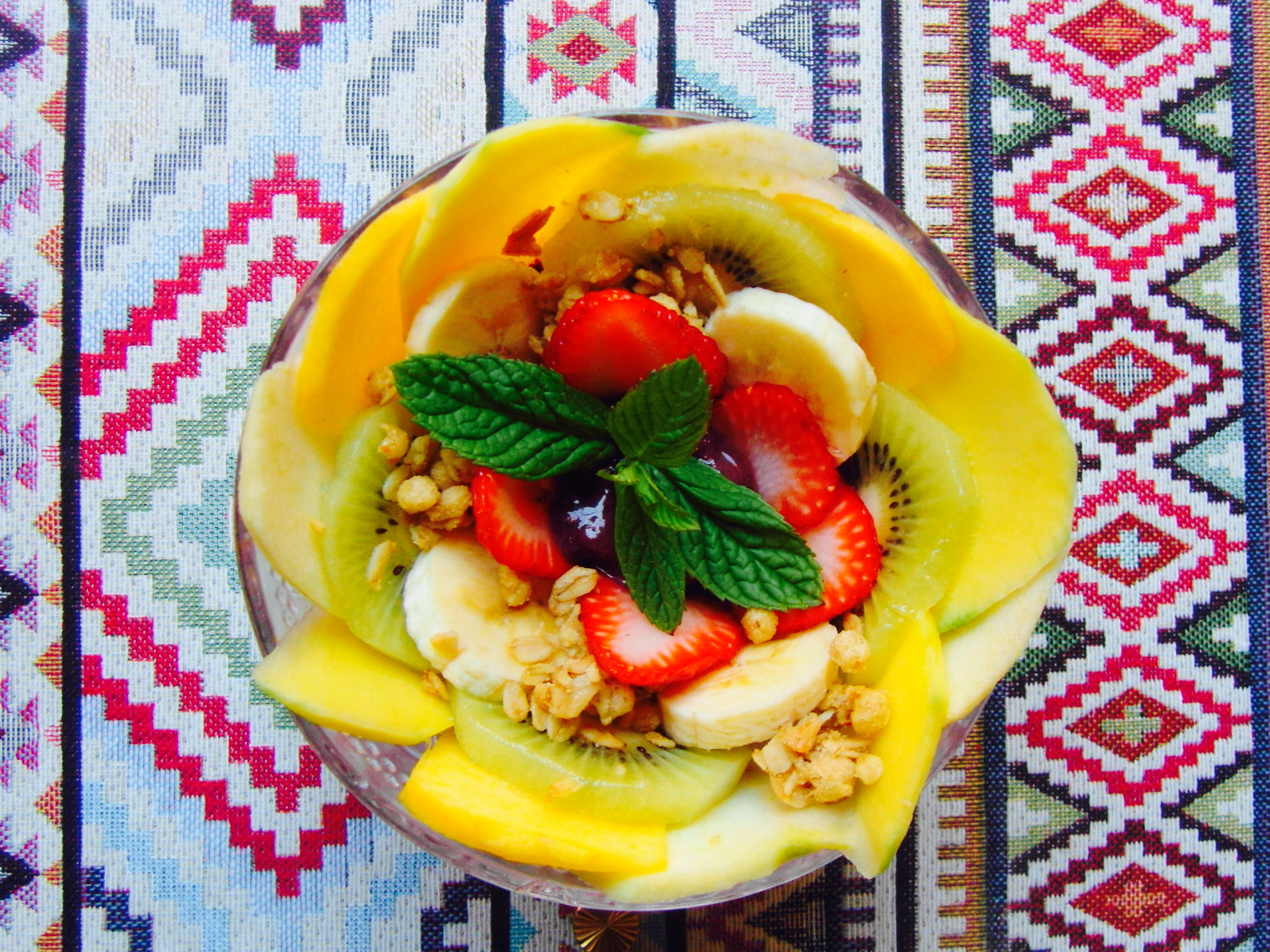 Bol de açaí con fruta de temporada y cereales