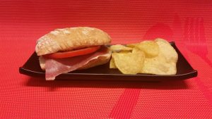 Bocatín de jamón con tomate