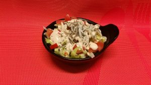 Ensalada marinera con gulas y gambas