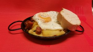Huevo roto con chistorra