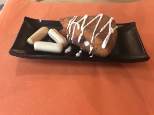 Tortilla empanada rellena de bacon y queso