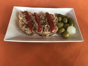 Tosta de atún con pimientos rojos