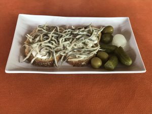 Tosta de gulas con ali-oli