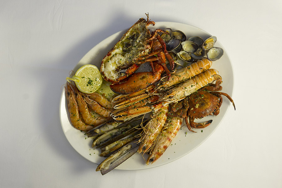 Parrillada (individual) a la plancha con refrito de ajo picado de: bogavante, cigalas, langostinos, gambas, navajas, almejas y nécora