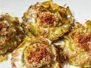 Flores de alcachofa con majada de ajo y jamón (unidad)