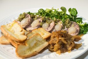 Paté de campaña tres carnes (pato, cerdo y ternera) con encurtidos