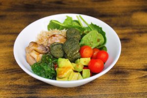 Poke de arroz, wakame, setas asadas, aguacate y tofu marino con salsa ponzu
