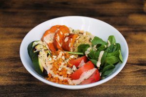 Thai de quinoa, espinaca, lentejas rojas, anacardos, tomate, boniato y mayonesa de chilli-lima