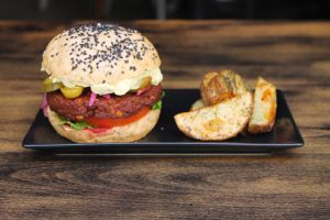 Hamburguesa casera de soja y remolacha en pan de chimichurri