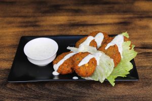 Falafel de garbanzos hechos en casa, salsa de menta y lechuga iceberg