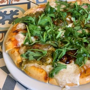 De champiñones con “mozarella” ahumada, aceite de trufa y albahaca
