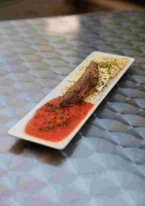 Lomo de Sardina Ahumada sobre Coulis de Tomate con Pan Sardo (Unidad)